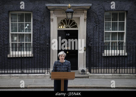 London, Londres, Royaume-Uni. 3 mai, 2017. Le Premier ministre britannique Theresa peut fait une déclaration au 10 Downing Street après son retour du palais de Buckingham où elle a rencontré la reine Elizabeth II la Grande-Bretagne pour demander la permission pour la dissolution du Parlement, à Londres, Angleterre le 3 mai 2017. Crédit : Tim Irlande/Xinhua/Alamy Live News Banque D'Images