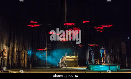 Londres, Royaume-Uni. 3 mai, 2017. James Thierrée /la Compagnie du hanneton présente le crapaud savait au Sadler's Wells Theatre. Credit : Danilo Moroni/Alamy Live News Banque D'Images