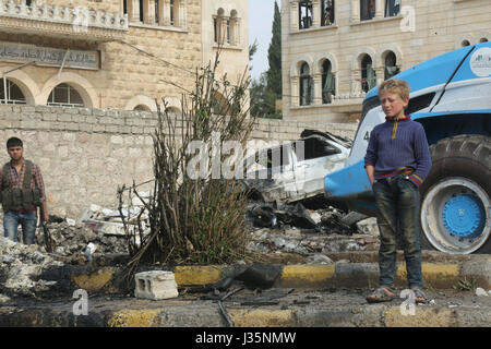 Azaz, la Syrie. 06Th Mai, 2017. Quatre personnes ont été tués et environ 10 personnes ont été blessées par une bombe de voiture en Syrie du nord de la ville d'Azaz. L'attaque a eu lieu dans la principale place d'Azaz et parmi les tués sont deux Irakiens qui avaient déménagé à Azaz pour échapper à la guerre et de la violence en Iraq. Une autre victime est un agent de police syrienne libre d'Azaz. Le nombre de morts pourrait augmenter que plusieurs personnes ont été gravement blessées par l'explosion. Credit : ZUMA Press, Inc./Alamy Live News Banque D'Images