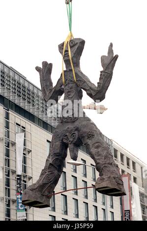 (Dossier) - Une archive photo, datée du 27 juin 1995, montre un bronze sculpture - plus de 6 mètres de haut - par artiste A.R. Penck, sur le toit de l'Art'otel dans le centre-ville de Dresde. La Galerie Michael Werner dpa informe le mercredi à Paris que 77 ans Penck est décédé le mardi 02 mai 2017 à Zurich après une longue bataille contre la maladie. Photo : Matthias Hiekel/Zentralbild/dpa Banque D'Images