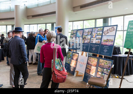 Seattle, États-Unis. 09Th Mai, 2017. Seattle, Washington : arrivée des invités au Congrès pour le nouvel urbanisme est "La lutte contre la pauvreté" à la suburbanisation de Benaroya Hall. Au 25e congrès annuel, le CNU 25.Seattle participants participent à des ateliers, de collaborer sur des projets, et d'apprendre de nouvelles stratégies de la part des chefs de file dans la conception, le développement, l'ingénierie, la santé, l'équité, climatique et plus encore. Eu lieu à Detroit, Dallas, et Buffalo, chaque congrès offre aux participants la chance de vivre et de se connecter avec une autre région d'accueil. Crédit : Paul Gordon/Alamy Live News Banque D'Images