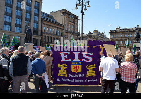 Glasgow, Ecosse, Royaume-Uni. 3 mai, 2017. La formation continue des maîtres de conférence de l'EIE en protestation syndicale.George Square Glasgow exigeant leur accord salarial sera honoré Crédit : Douglas MacKenzie/Alamy Live News Banque D'Images