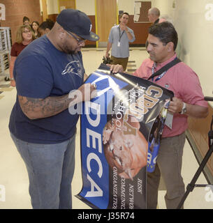 Usa. 3 mai, 2017. SPORTS -- New England Patriots et Champion du Super Bowl, Alan Branch, des autographes une affiche pour Steven Medina avec le programme DECA à Cibola le mercredi 3 mai, 2017. Credit : Greg Sorber/Albuquerque Journal/ZUMA/Alamy Fil Live News Banque D'Images