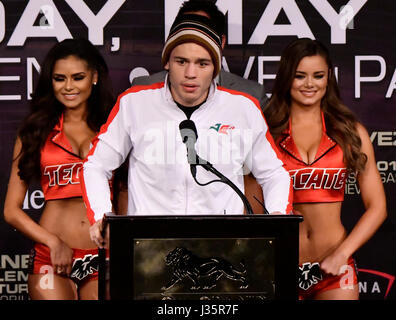 Las Vegas NV, USA. 3 mai, 2017. Le Mexique Julio Cesar Chavez Jr parle à la conférence de presse finale au MGM Grand hotel mercredi. Chavez, Jr. se battront le Canelo Alvarez à la T-Mobile Arena sur HBO PPV à Las Vegas.Photo par Gene Blevins/LA DailyNews/ZumaPress Crédit : Gene Blevins/ZUMA/Alamy Fil Live News Banque D'Images