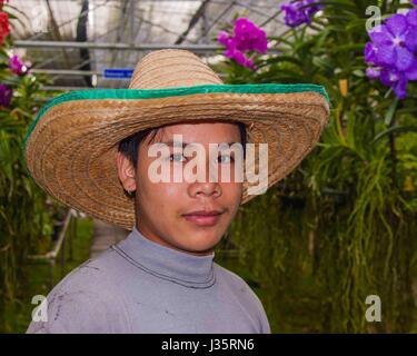 Chiang Mai, Thaïlande. 12Th Nov, 2006. Portrait d'un jeune garçon qui travaille dans le jardin bien entretenu, les étangs et les serres d'orchidées de la bai Orchid-Butterfly ferme dans le district de Mae Rim Chiang Mai. La Thaïlande est devenue une destination touristique favorite. Credit : Arnold Drapkin/ZUMA/Alamy Fil Live News Banque D'Images