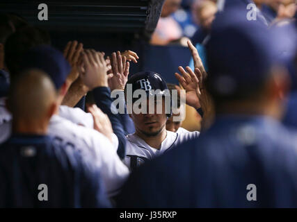 Saint Petersburg, Florida, USA. 3 mai, 2017. Vous VRAGOVIC | fois.Rays de Tampa Bay catcher Jésus Sucre (45) et le joueur de premier but des Rays de Tampa Bay Rickie Weeks (8) Note sur les deux fonctionner seul par Rays de Tampa Bay center fielder Kevin Kiermaier (39) dans la deuxième manche du match entre les Marlins de Miami et les Rays de Tampa Bay au Tropicana Field à Saint-Pétersbourg, en Floride, le mercredi 3 mai 2017. Credit : Vragovic/Tampa Bay Times/ZUMA/Alamy Fil Live News Banque D'Images