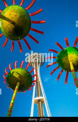 Sonic Bloom au pied de la Space Needle de Seattle et une sculpture à l'entrée définition Pacific Science Center. Le projet a été conçu comme une dynamique Banque D'Images