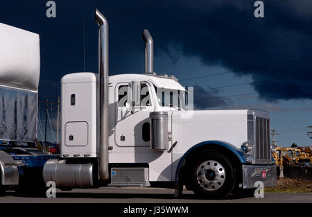 American bonnet gros camion semi truck avec cabine de jour et gros tuyaux chromé noir porter tissu stand semi-remorque sur le camion s'arrêter pour se reposer et dormir Banque D'Images