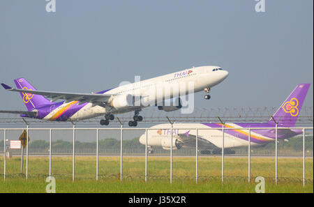 22 NOVEMBRE BANGKOK THAÏLANDE : thai airways avion décoller de pistes de l'aéroport Suvarnabhumi de Bangkok Thaïlande22,2014 novembre Banque D'Images