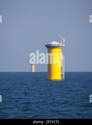 Les fondations de l'éolienne nouvellement installé et pièces de transition (TPS) sur l'Extension de parcs offshore Walney Banque D'Images