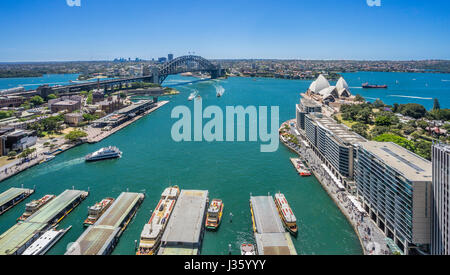 L'Australie, New South Wales, Sydney, vue de Sydney Cove à Circular Quay, les rochers, le Harbour Bridge et l'Opéra Banque D'Images