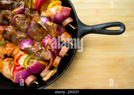 L'art culinaire de la cuisson des aliments sains et savoureux a présenté un pan complet de boeuf sélectionné brochettes, saucisses et légumes frais aux épices Banque D'Images