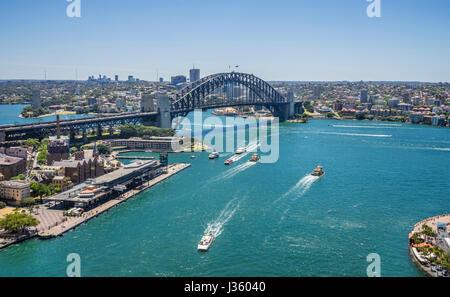 L'Australie, New South Wales, Sydney, vue aérienne de Sydney Cove avec Terminal Passagers d'outre-mer et le Harbour Bridge Banque D'Images