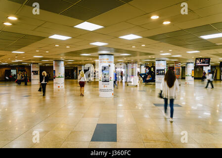 Bucarest, Roumanie - 03 juin 2015 : Le passage de l'Université de Bucarest est l'un des plus grands passages inférieurs à Bucarest et fut construit en 1971. Banque D'Images