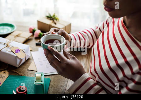 Femme mains tenant un plateau Tasse Pause rétractable présente fort Banque D'Images