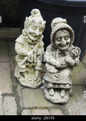 Cour pavée d'une boutique à Montpellier Mews à Montpellier, Harrogate, Yorkshire, la vente d'ornements de jardin, y compris un grotesque Punch and Judy. Banque D'Images