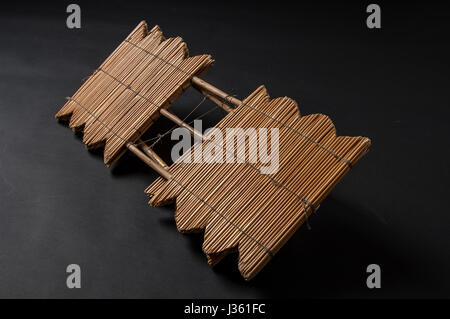 Instrument africain fait main, tuyaux en bois isolé sur fond noir Banque D'Images