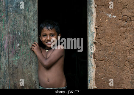 Un enfant sourit à un village de Hambantota même si ces familles sont frappés par la pauvreté. Banque D'Images