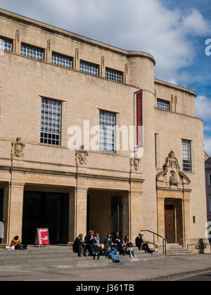 Les gens assis sur les marches, Bodleian Library, Weston Library, Oxford, Oxfordshire, Angleterre, ROYAUME-UNI, GB. Banque D'Images