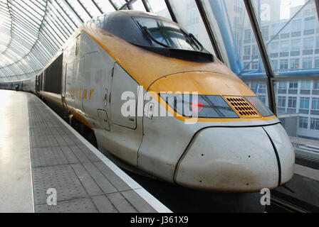 Train Eurostar à la gare de Waterloo Banque D'Images