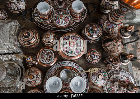 Des cafetières en cuivre artisanal traditionnel dans les magasins de souvenirs à Sarajevo. La Bosnie-et-Herzégovine. Banque D'Images