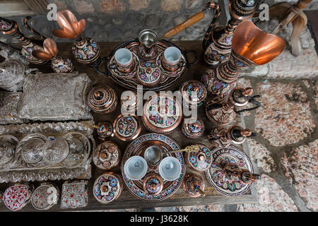 Des cafetières en cuivre artisanal traditionnel dans les magasins de souvenirs à Sarajevo. La Bosnie-et-Herzégovine. Banque D'Images