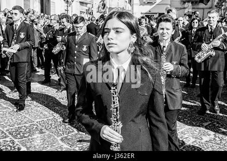 Le groupe jouant la dure encore de thème que les femmes en noir chanter devant eux, pendant la procession de Desolata, dans village de Canosa di Puglia, Italie Banque D'Images