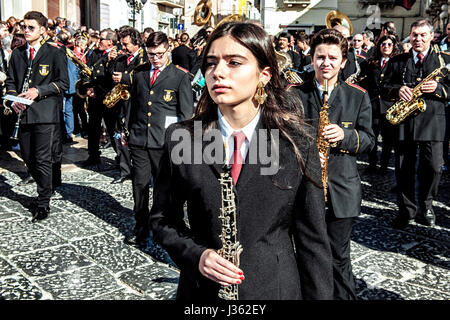 Le groupe jouant la dure encore de thème que les femmes en noir chanter devant eux, pendant la procession de Desolata, dans village de Canosa di Puglia, Italie Banque D'Images