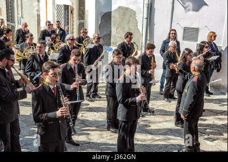 Le groupe jouant la dure encore de thème que les femmes en noir chanter devant eux, pendant la procession de Desolata, dans village de Canosa di Puglia, Italie Banque D'Images