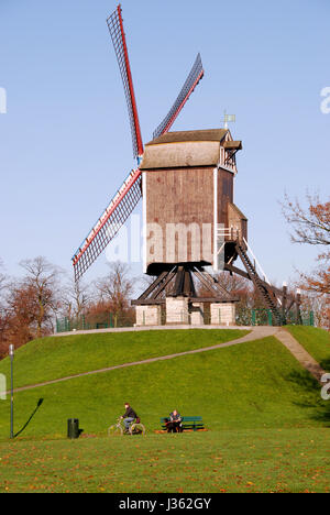 Le Sint-Janhuismolen - Moulin par le canal de Bruges, Belgique Banque D'Images