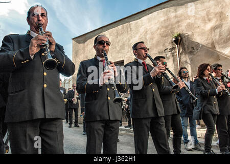 Le groupe jouant la dure encore de thème que les femmes en noir chanter devant eux, pendant la procession de Desolata, dans village de Canosa di Puglia, Italie Banque D'Images