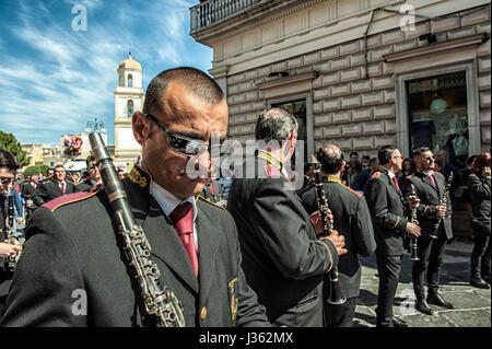 Le groupe en attente de jouer la dure encore de thème que les femmes en noir chanter devant eux, pendant la procession de Desolata, dans village de Canosa di Puglia, Italie Banque D'Images