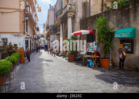 AMALFI ITALIE - 5 novembre : balades touristiques dans la rue étroite d'Amalfi la ville, d'importants voyages destination située au sud de la Méditerranée le 5 novembre 2016 dans Banque D'Images