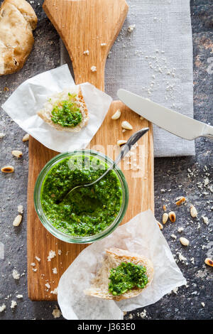 L'ail sauvage sauce pesto sur du pain ciabatte Banque D'Images