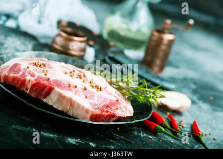 La viande crue avec aroma spice et de sel de mer Banque D'Images