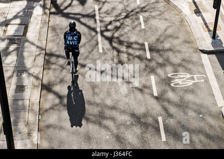 Cycliste à Londres Banque D'Images