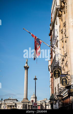 Colonne de Nelson et drapeau syndical Banque D'Images