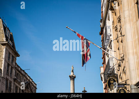 Colonne de Nelson et drapeau syndical Banque D'Images