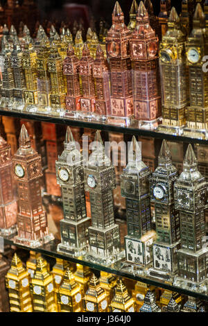 Colonne de Nelson et drapeau syndical Banque D'Images