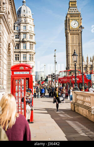 Tourist posant avec red phone box avec Big Ben en arrière-plan Banque D'Images