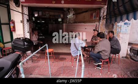 Assis à l'extérieur vintage old fashioned coffee shop Chinatown Bangkok Thaïlande Banque D'Images