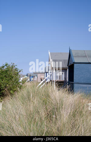 Royaume-uni le littoral de Norfolk, cabines de plage assis parmi les dunes de peuplement vieux plage de Hunstanton, ciel bleu, journée ensoleillée à la plage, côte Banque D'Images