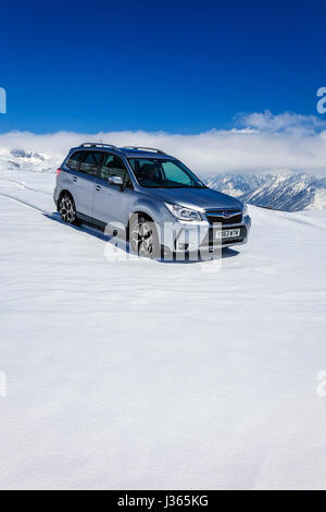 Subaru Forester avec UK inscription sur la neige dans les Pyrénées, l'Andorre Banque D'Images