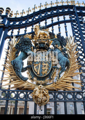 Le cimier royal sur les portes de Buckingham palace Uk, queens residence Banque D'Images