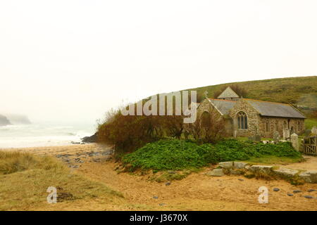 Église sur le sable , Gunwalloe Cove. Cornwall. Banque D'Images