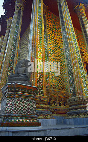 En dehors du Temple du Bouddha d'Émeraude (Wat Phra Kaew), Grand Palace, Bangkok Banque D'Images