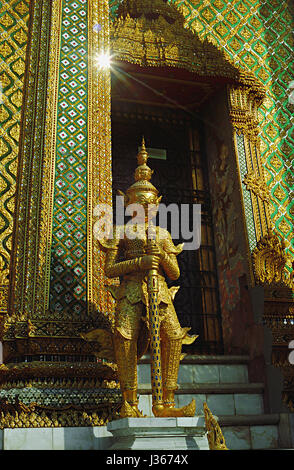 Yakshi (géant mythique) qui garde l'entrée de la phra Mondop, Palais Royal, Bangkok, Thaïlande Banque D'Images