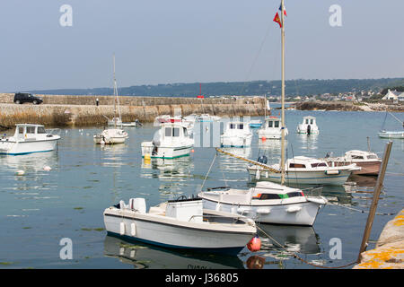 Petits bateaux de pêche en attente dans la réflexion de l'eau port France Banque D'Images