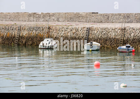 Petits bateaux de pêche en attente dans la réflexion de l'eau port France Banque D'Images