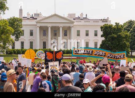 WASHINGTON, DC, USA - les manifestants Mars manifestation devant la Maison Blanche. Banque D'Images